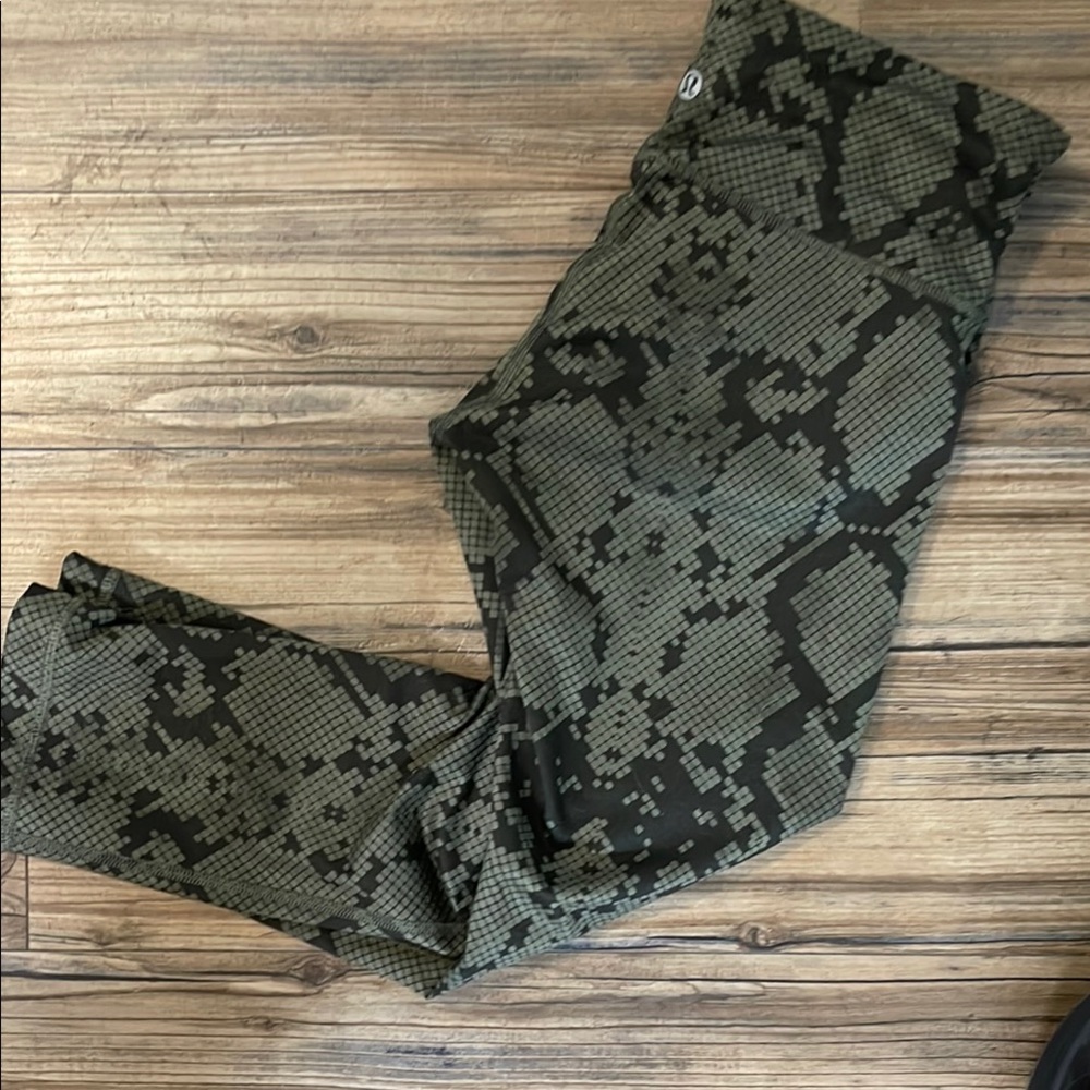 Lululemon crop size 6  Green and Black Snakeskin Leggings with Stretchy Fit - Picture 5 of 5